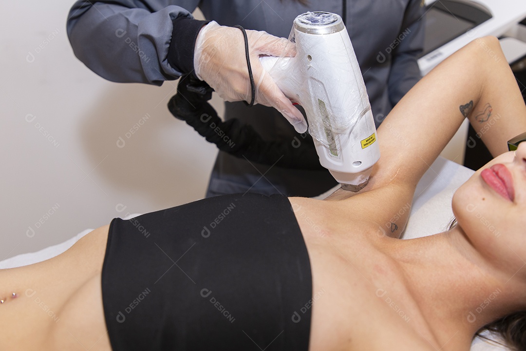 Mulher realizando procedimento de depilação a laser