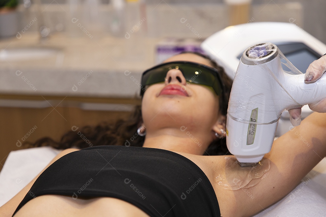 Mulher realizando procedimento de depilação a laser