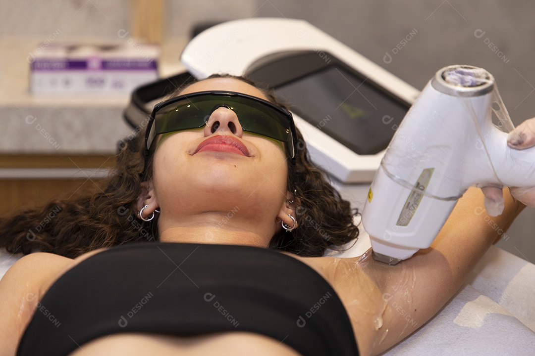 Mulher realizando procedimento de depilação a laser