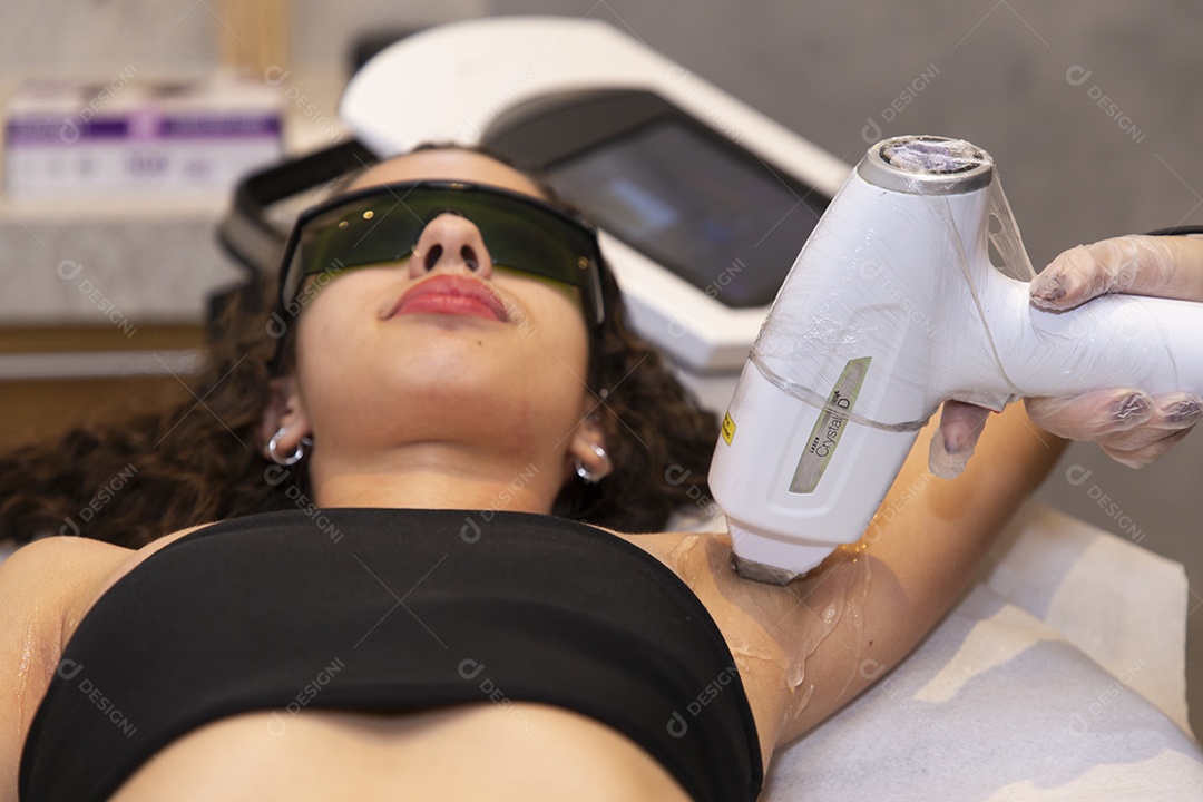 Mulher realizando procedimento de depilação a laser