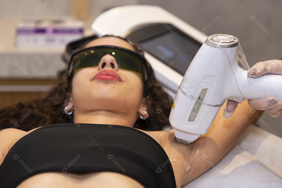 Mulher realizando procedimento de depilação a laser