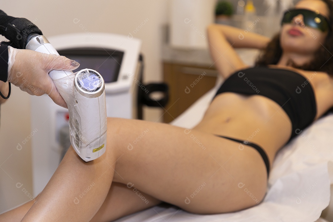 Mulher brasileira realizando procedimento de depilação a laser
