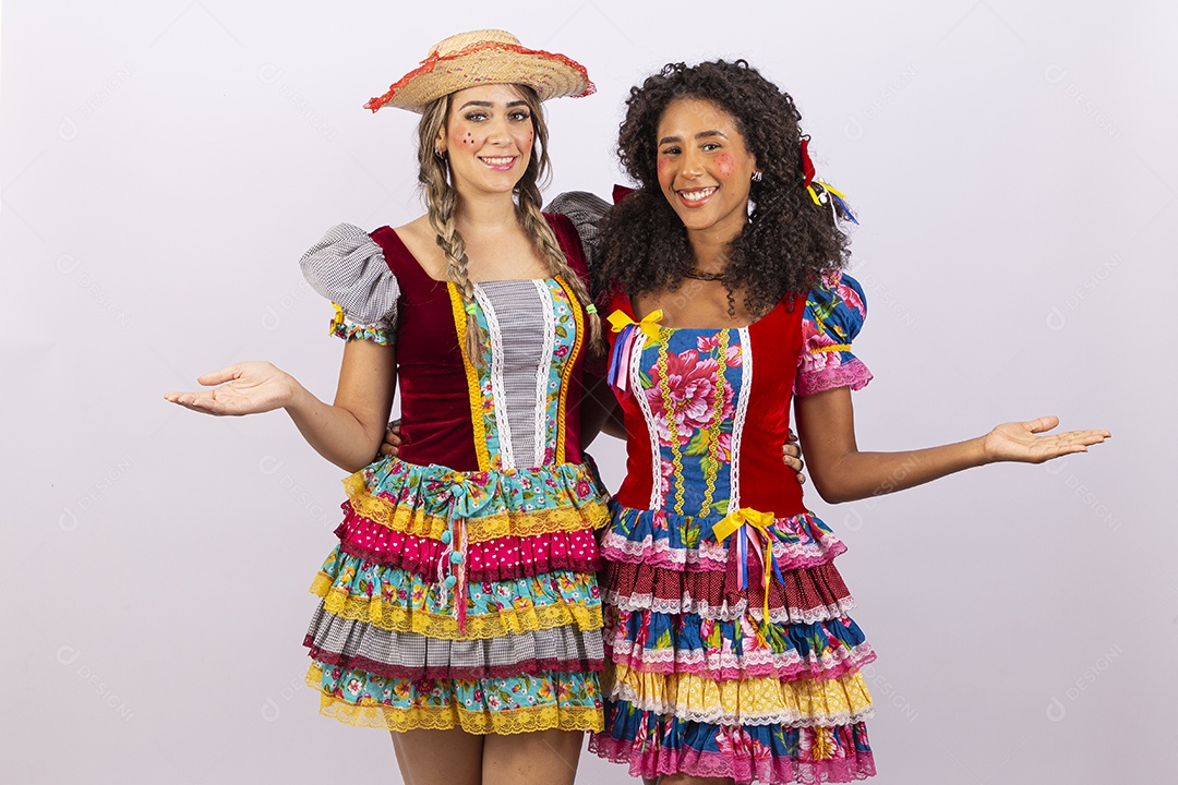Lindas jovens fantasiadas para festa junina