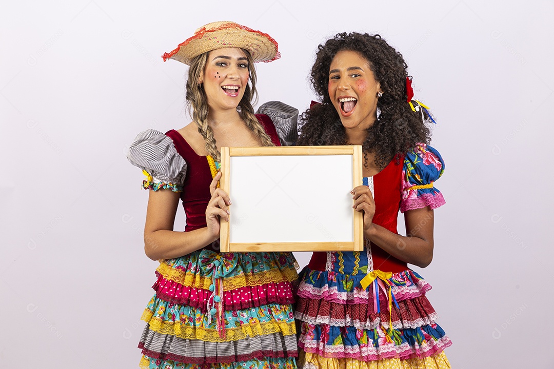 Lindas jovens fantasiadas para festa junina