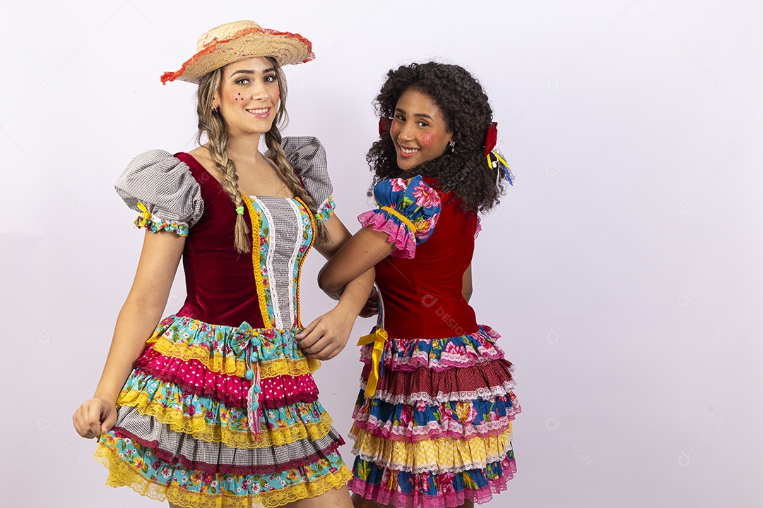 Lindas jovens fantasiadas para festa junina