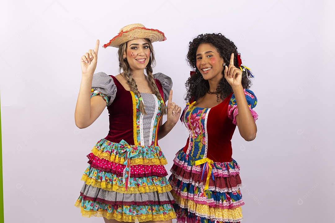 Lindas jovens fantasiadas para festa junina