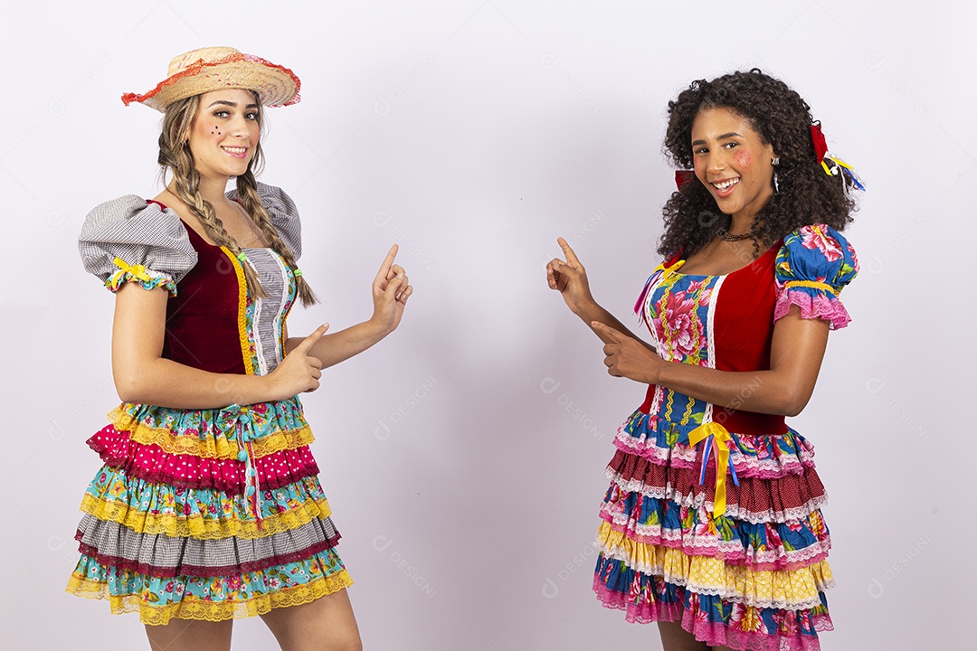 Lindas jovens fantasiadas para festa junina