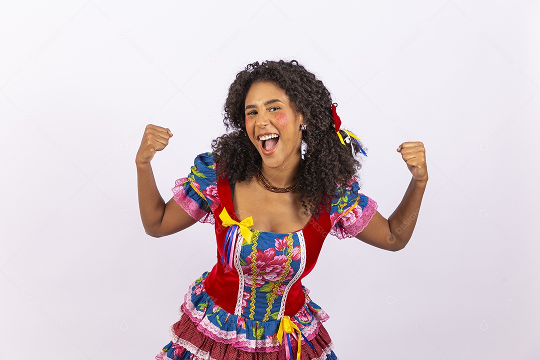 Jovem mulher fantasiada para comemorar festa junina