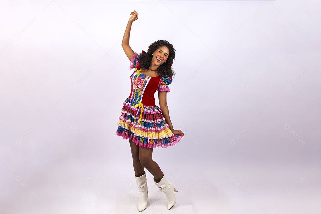 Jovem mulher fantasiada para comemorar festa junina