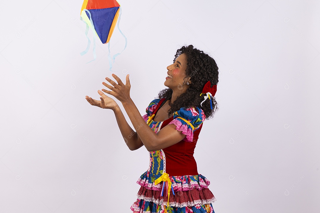 Garota jovem fantasiada para comemorar festa junina