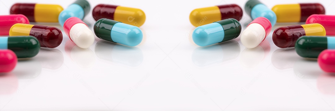 Comprimidos de cápsulas de antibióticos em fundo branco