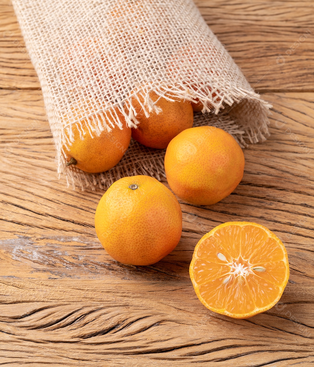 Cravo ou limões rosas em um saco sobre a mesa de madeira.