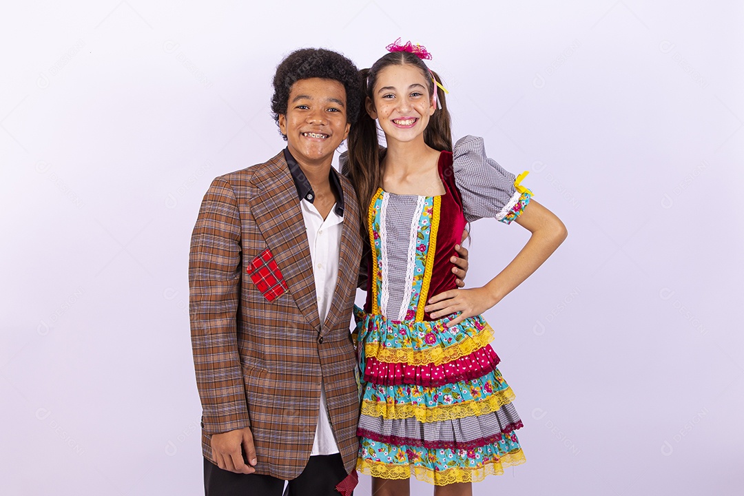 Adolescentes fantasiados para comemorar festa junina