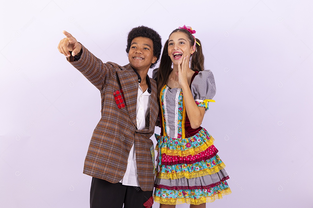 Adolescentes fantasiados para comemorar festa junina