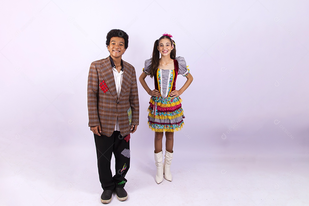 Adolescentes fantasiados para comemorar festa junina