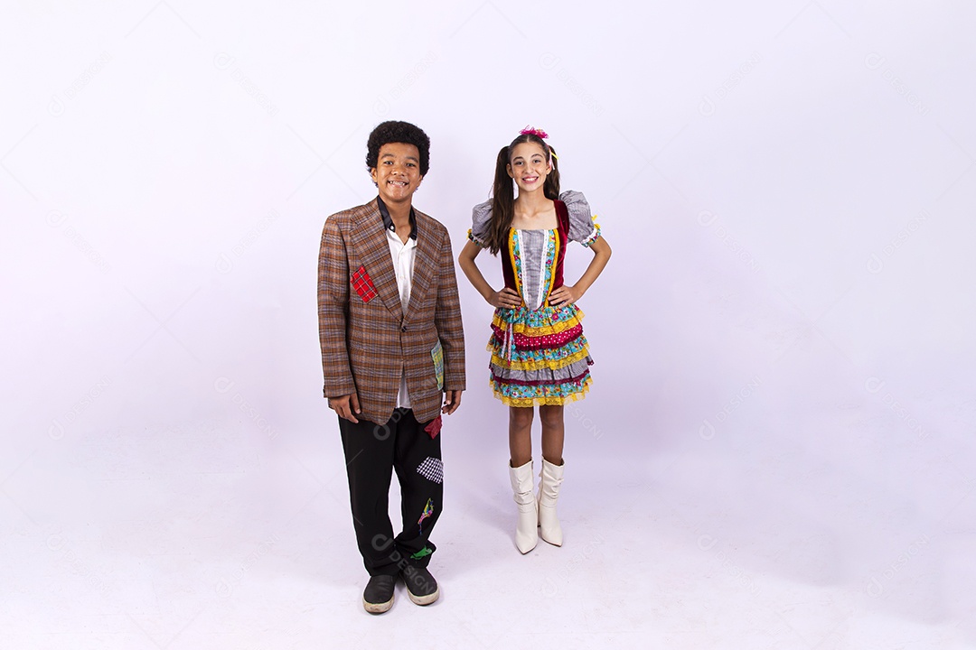 Adolescentes fantasiados para comemorar festa junina