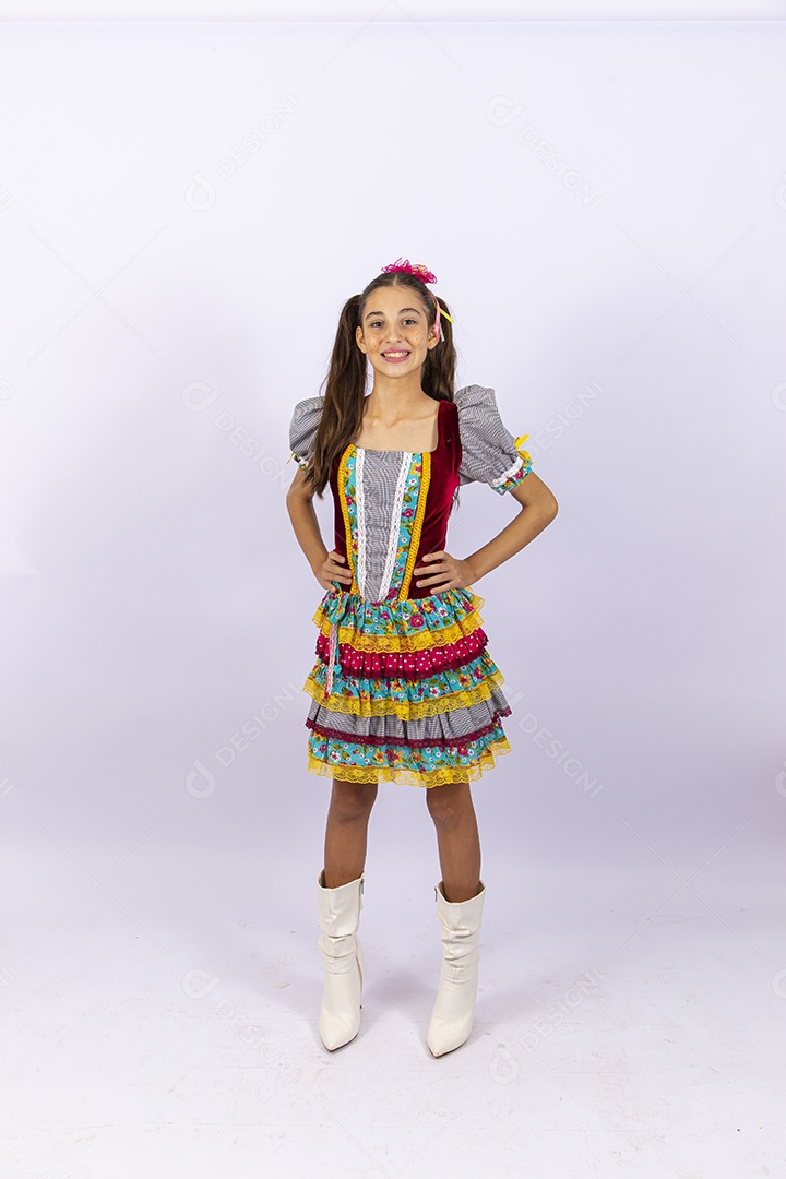 Linda garota com vestido para comemorar festa junina