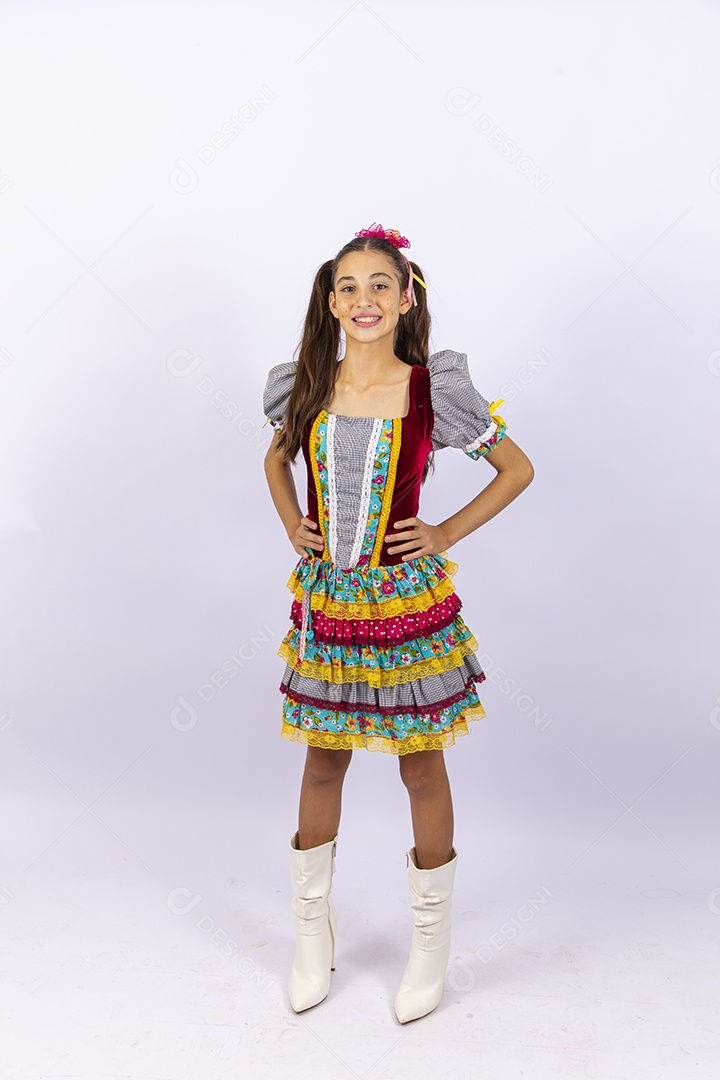 Linda garota com vestido para comemorar festa junina