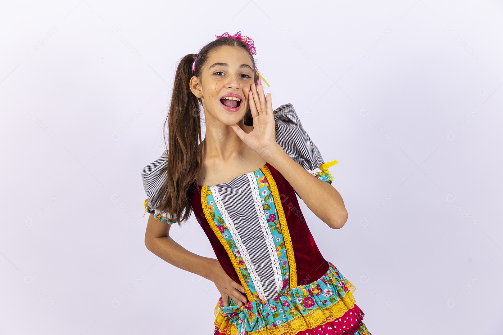 Linda garota com vestido para comemorar festa junina