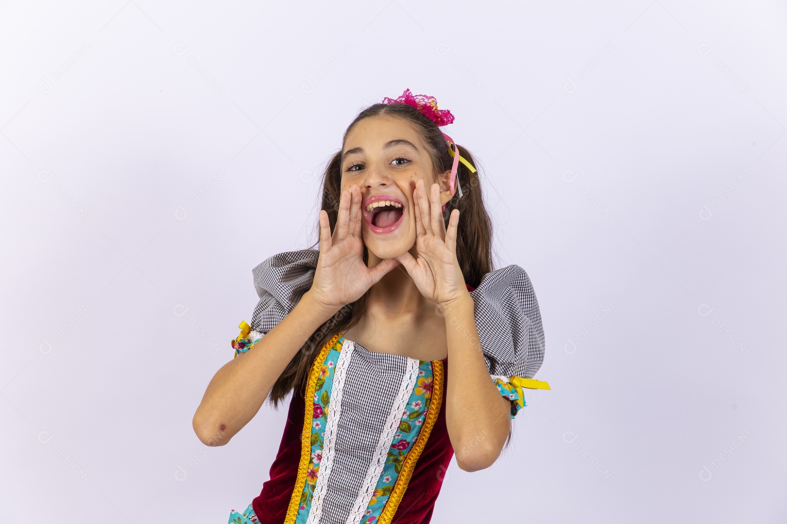 Linda garota com vestido para comemorar festa junina