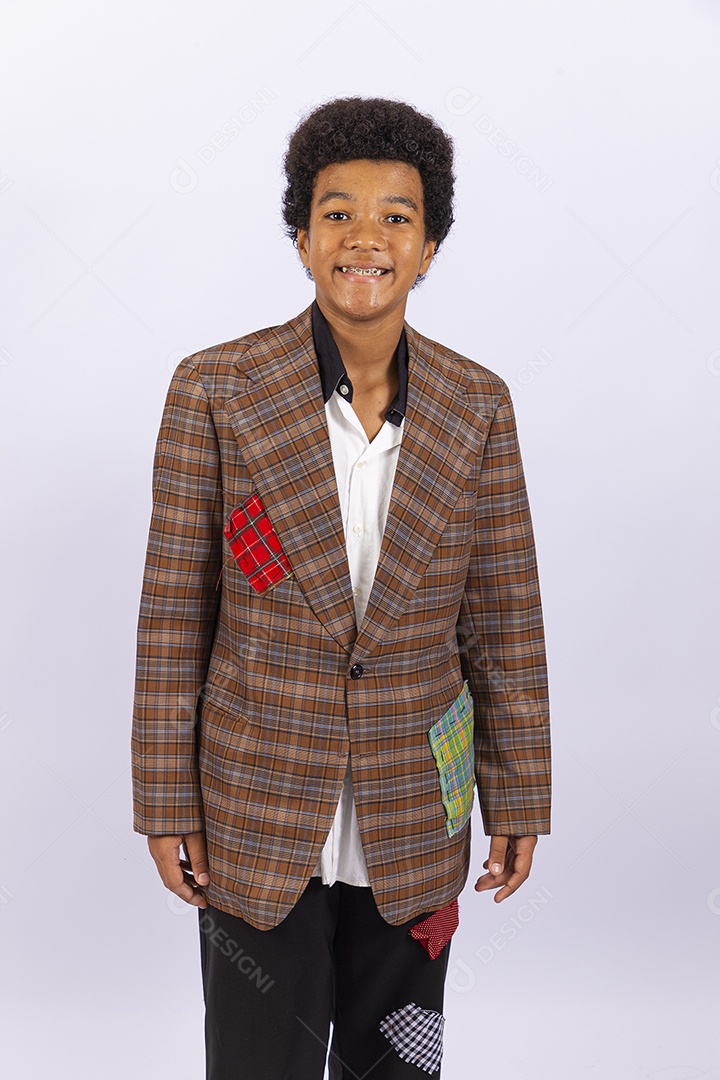 Menino jovem com trajes de festa junina