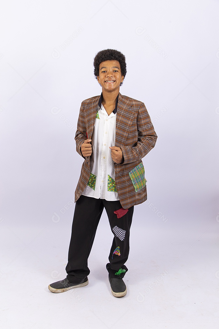 Menino jovem com trajes de festa junina