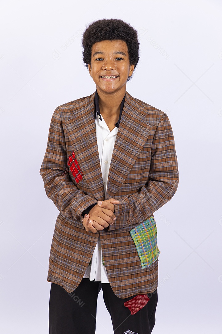 Menino jovem com trajes de festa junina