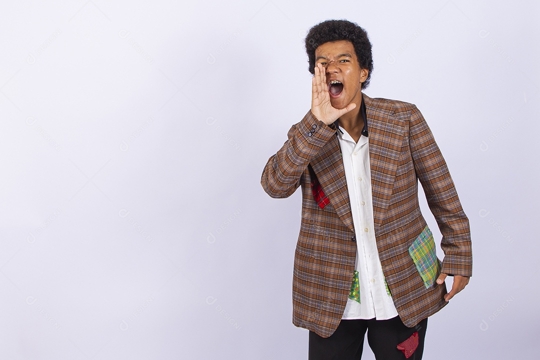 Menino jovem com trajes de festa junina