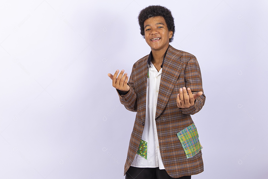 Menino jovem com trajes de festa junina