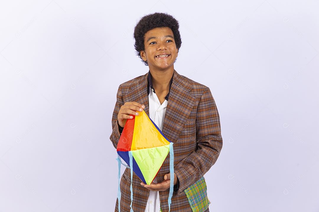 Menino jovem com trajes de festa junina