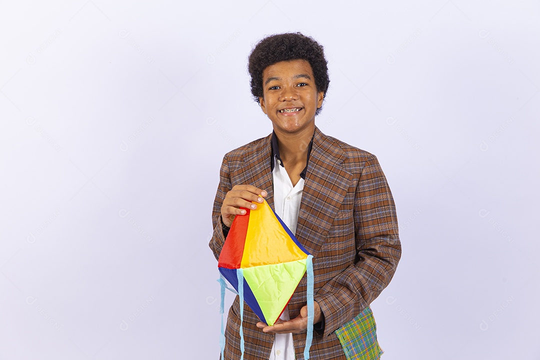 Menino jovem com trajes de festa junina