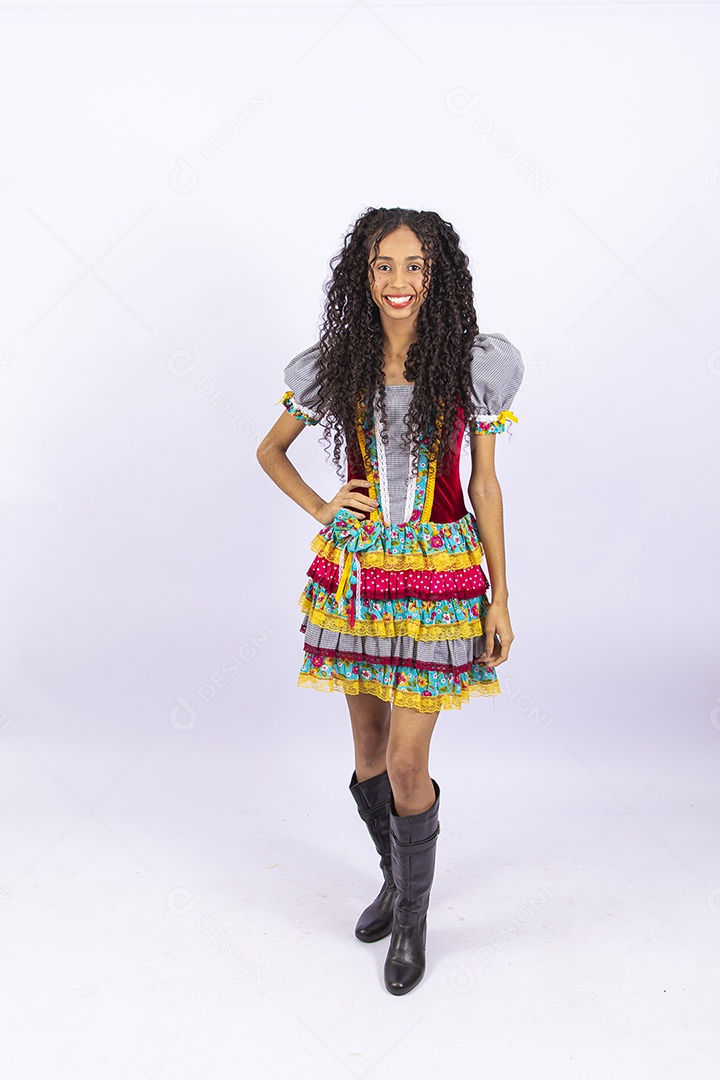 Garota fantasiada para comemorar festa junina