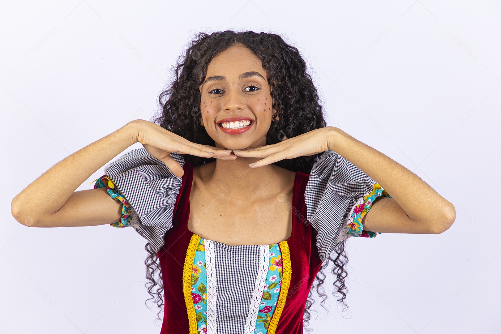 Linda garota com vestido de festa junina