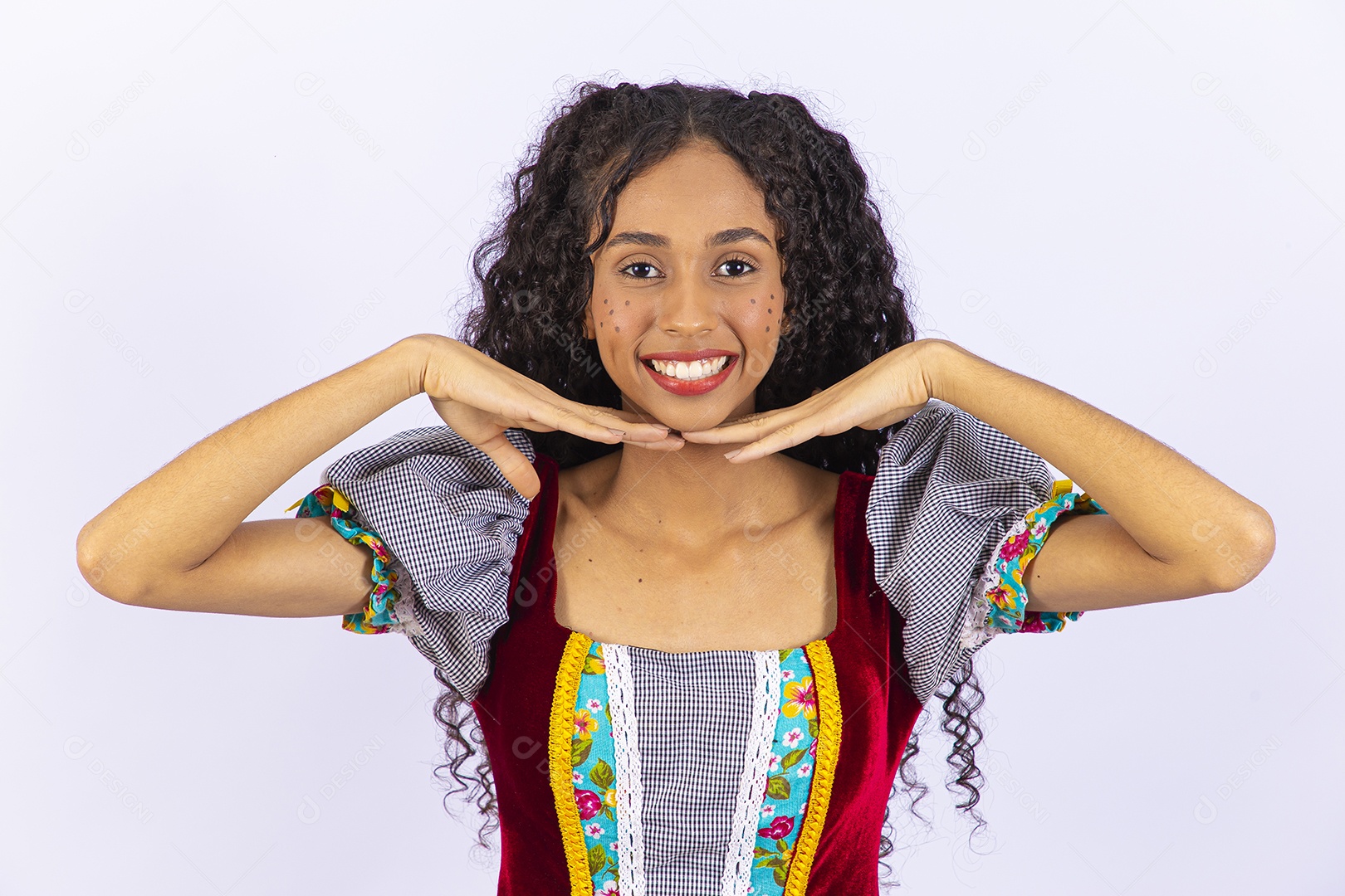 Linda garota com vestido de festa junina