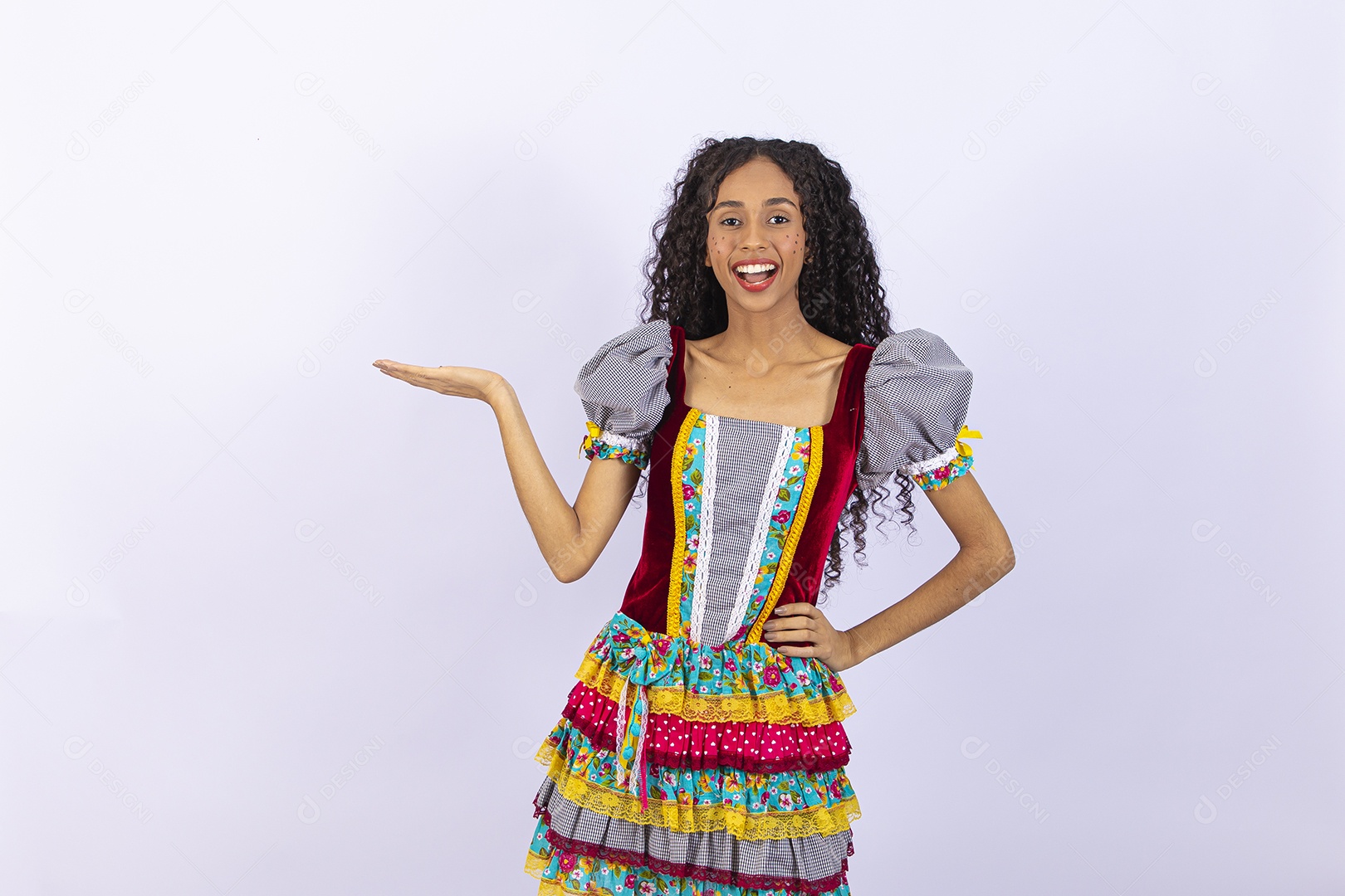 Linda garota com vestido de festa junina