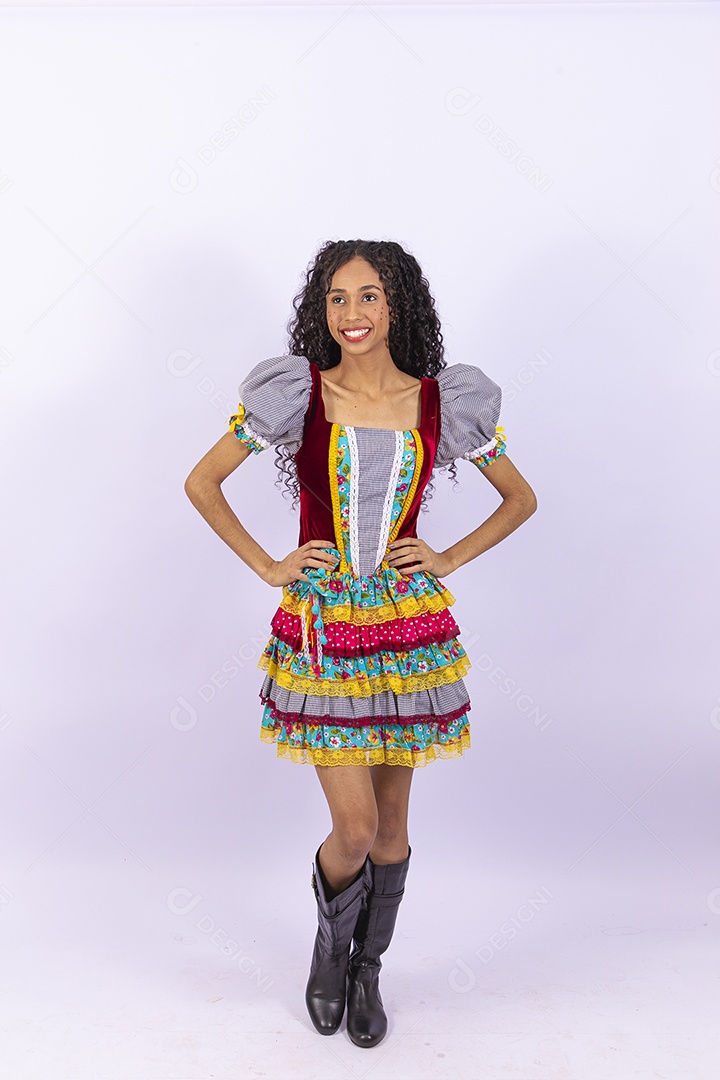 Linda garota com vestido de festa junina