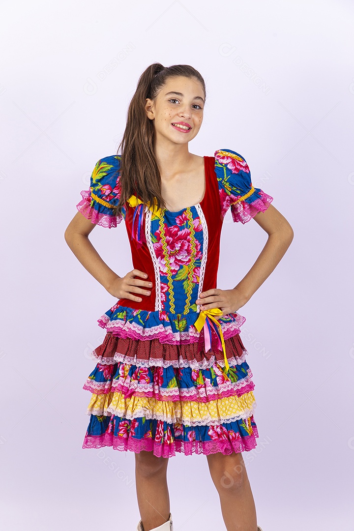 Linda garota com vestido de festa junina