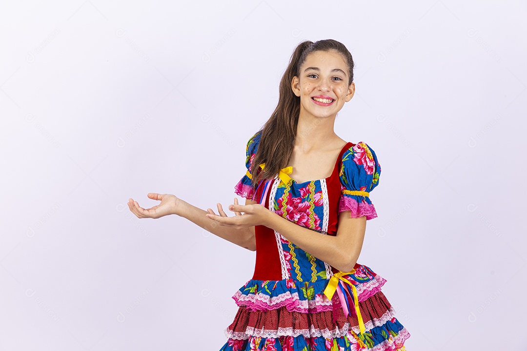 Linda garota com vestido de festa junina
