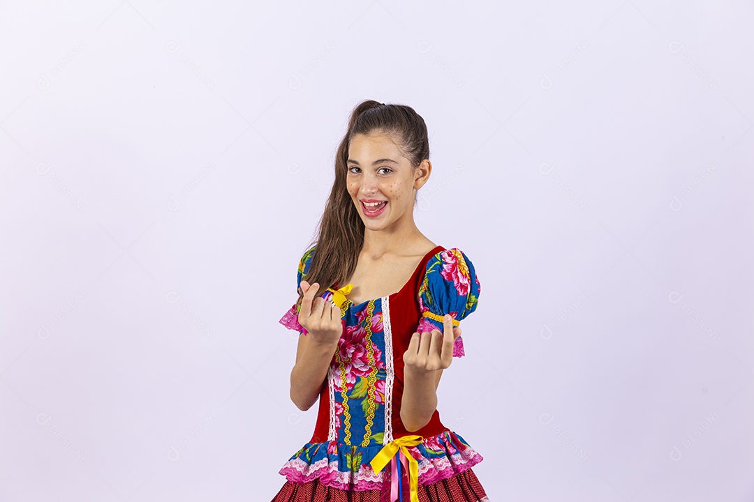 Linda garota com vestido de festa junina