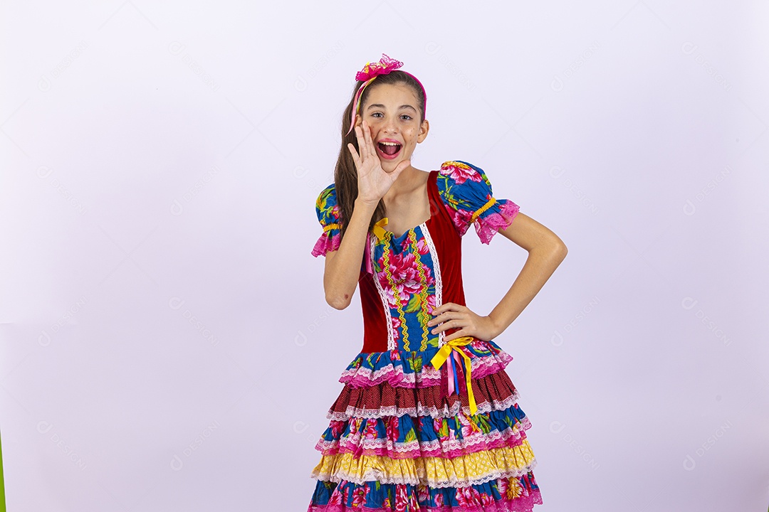 Menina de vestido para comemorar festa junina