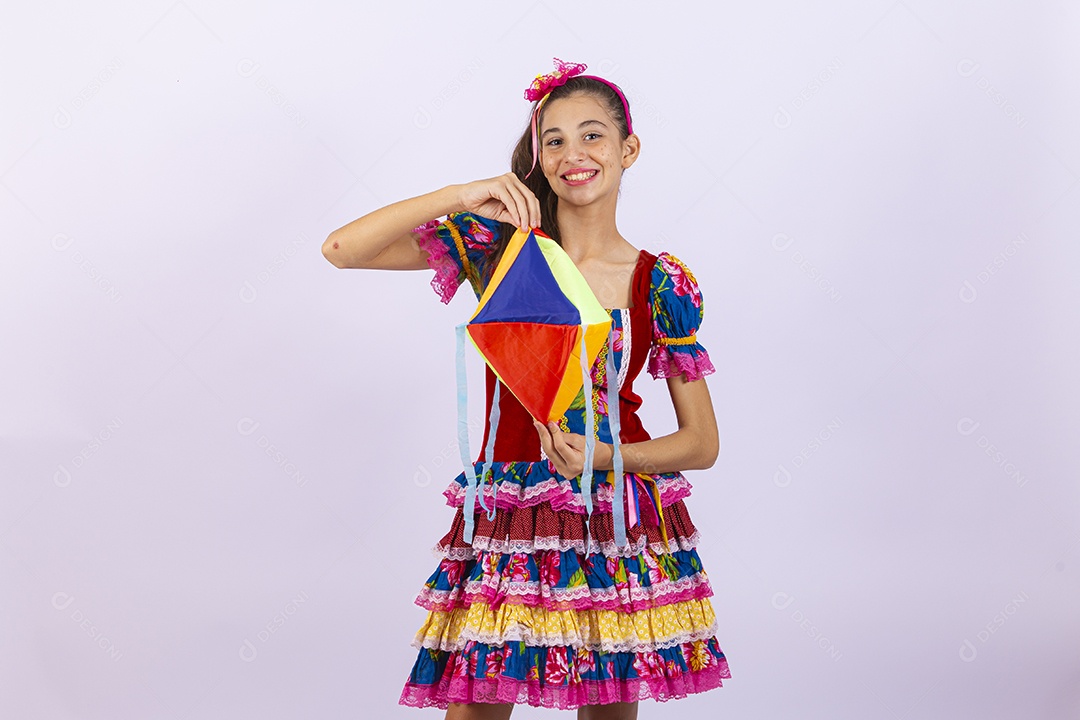 Menina de vestido para comemorar festa junina