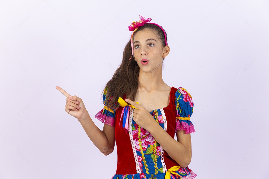 Menina de vestido para comemorar festa junina