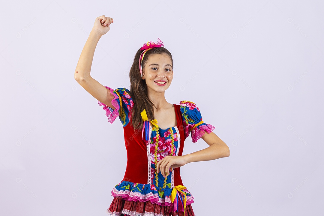 Menina de vestido para comemorar festa junina