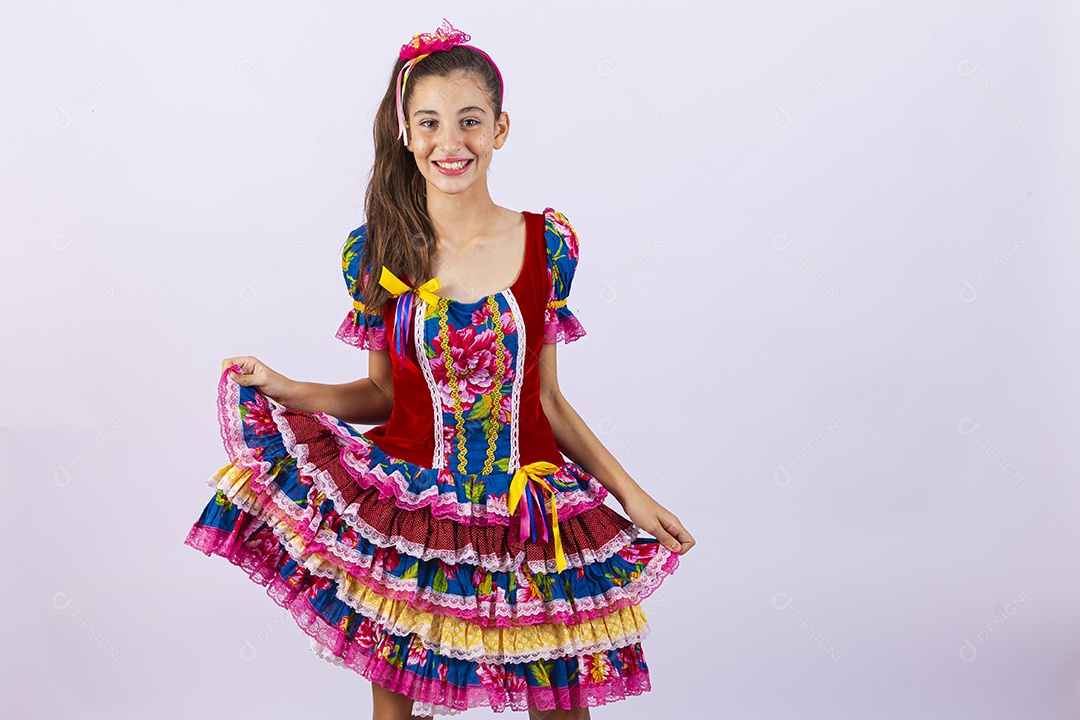 Menina de vestido para comemorar festa junina