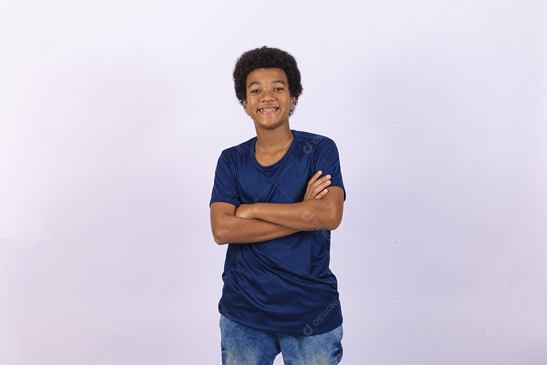 Menino jovem negro sorridente