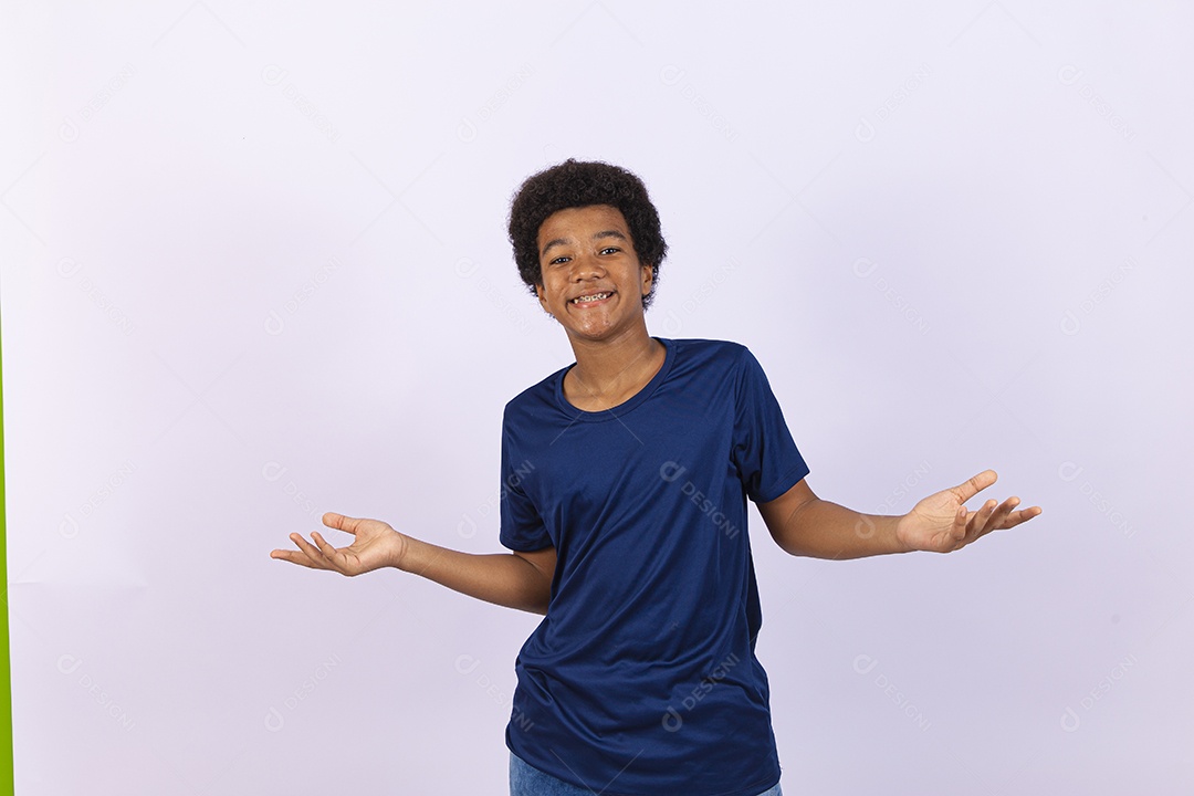 Garoto negro feliz em fundo branco