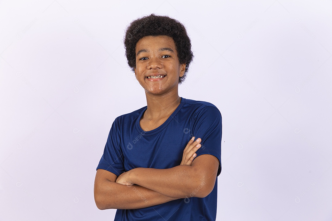 Garoto negro feliz em fundo branco