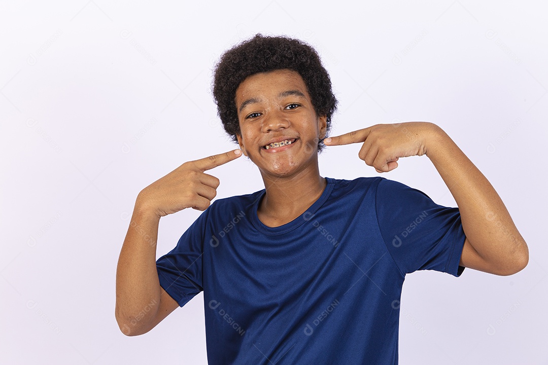 Garoto negro feliz em fundo branco