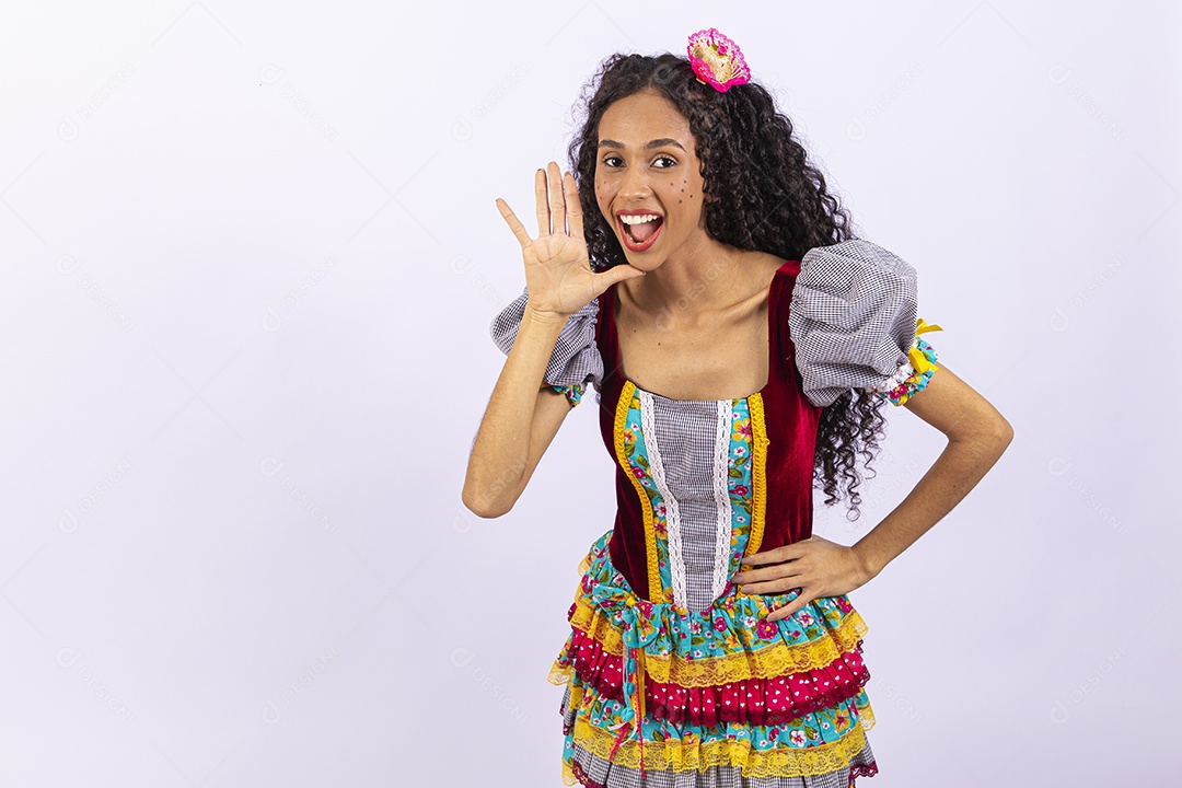 Menina de vestido para comemorar festa junina