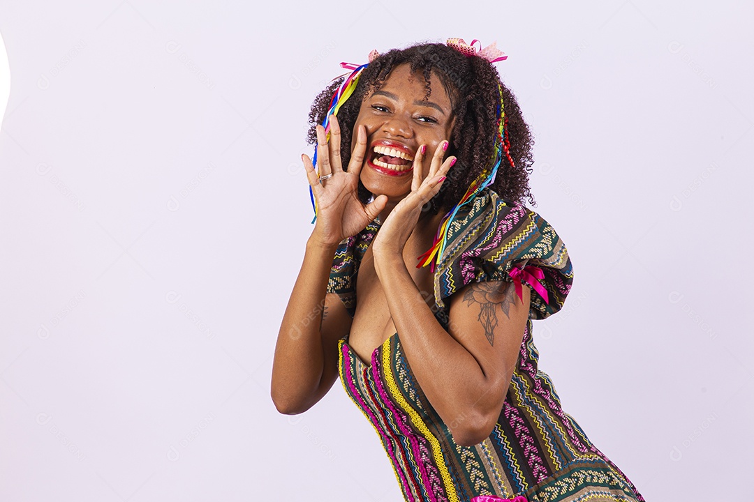 Linda mulher com vestido de festa junina